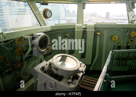 Manhattan attraverso le finestre del USS Intrepid's bridge, WW2 portaerei nave museo sul fiume Hudson Foto Stock