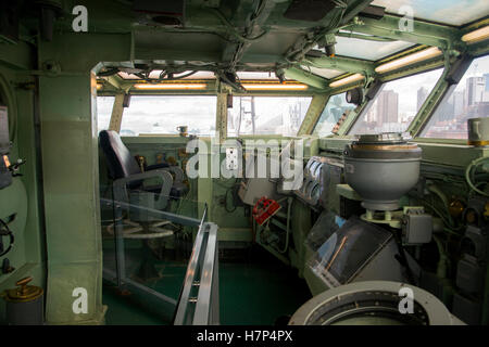 Manhattan attraverso le finestre del USS Intrepid's bridge, WW2 portaerei nave museo sul fiume Hudson Foto Stock