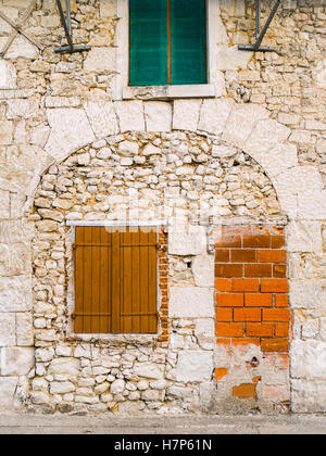 Bloccata la porta e finestra sotto arcata in pietra - Francia. Foto Stock