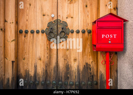 Red post box e porta in legno di stile Coreano presso il villaggio di Bukchon Hanok a Seul, in Corea del Sud. Foto Stock