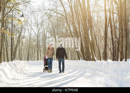 Famiglia giovane camminare con il passeggino in posizione di parcheggio Foto Stock