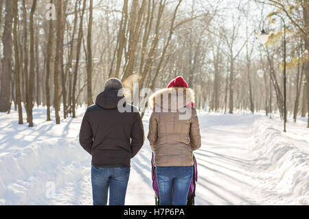 Famiglia giovane camminare con il passeggino in posizione di parcheggio Foto Stock