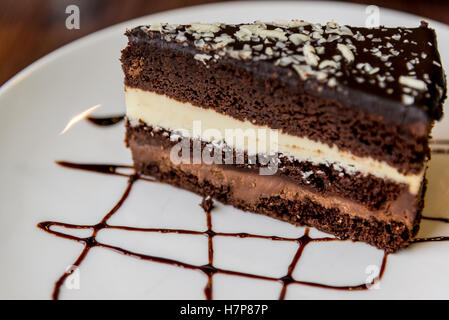 Fetta di torta al cioccolato sulla piastra Foto Stock