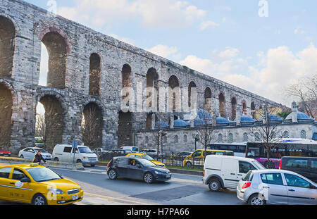 Il valente acquedotto e il traffico su Ataturk Boulevard, passando sotto gli archi Foto Stock