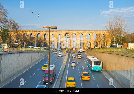 Il Ataturk Boulevard passa sotto gli archi dell'antico acquedotto Valens Foto Stock