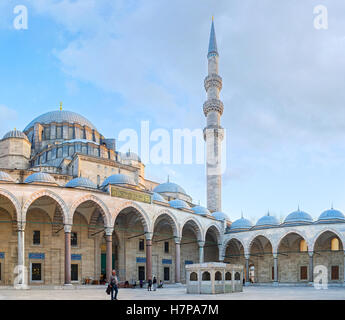 Il cortile della Moschea Suleymaniye con la vista sull'ingresso principale e l'abluzione fontana, Istanbul Foto Stock