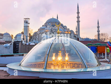 Il vetro trasparente cupola con il lampadario interno e la grande Moschea Suleymaniye sullo sfondo, Istanbul, Turchia. Foto Stock