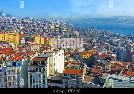 Il modo migliore per godersi il paesaggio urbano è quello di scegliere uno dei punti di vista nella vecchia Istanbul, Turchia. Foto Stock