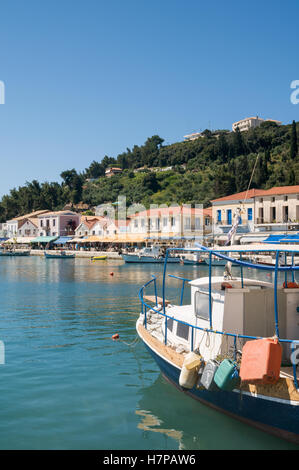 Piccole barche da pesca e la banchina al Porto di Katakolon, Katakolon, Grecia Foto Stock