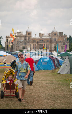 La gente arriva per Womad come tende sono inclinate nella parte anteriore del Charlton Park House. Foto Stock