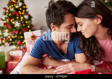 Amore tra il giovane nel tempo di Natale Foto Stock