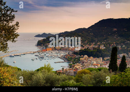 Santa Margherita, villaggio di pescatori e le Cinque Terre. Genova. Mare Mediterraneo. Liguria, Italia Europa Foto Stock