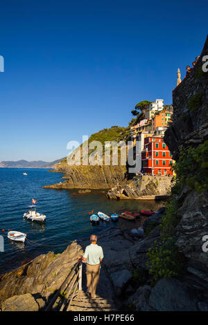 Riomaggiore, Riviera de Levanto, villaggio di pescatori e le Cinque Terre. Genova. Mare Mediterraneo. Liguria, Italia Europa Foto Stock