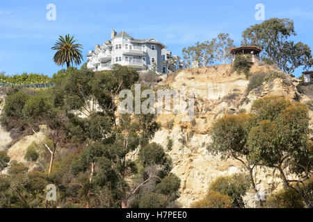 La Lanterna Blu Inn e gazebo sulle scogliere che si affaccia la Dana Point Harbor, California. Foto Stock