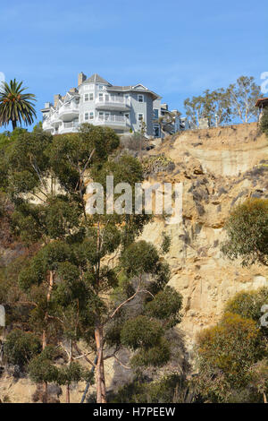 La Lanterna Blu Inn e gazebo sulle scogliere che si affaccia la Dana Point Harbor, California. Foto Stock