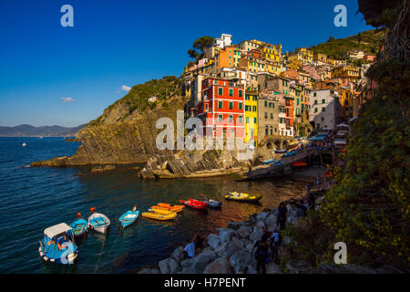 Riomaggiore, Riviera de Levanto, villaggio di pescatori e le Cinque Terre. Genova. Mare Mediterraneo. Liguria, Italia Europa Foto Stock