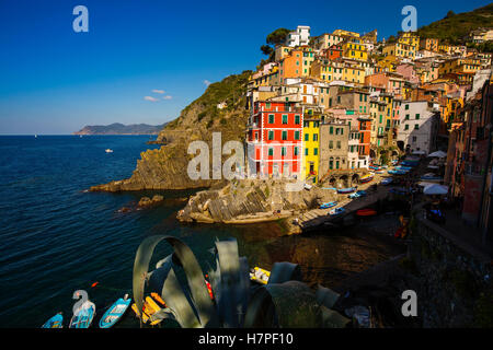 Riomaggiore, Riviera de Levanto, villaggio di pescatori e le Cinque Terre. Genova. Mare Mediterraneo. Liguria, Italia Europa Foto Stock