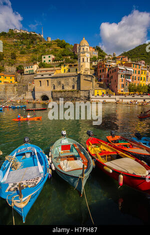 Vernazza, Riviera de Levanto, villaggio di pescatori e le Cinque Terre. Genova. Mare Mediterraneo. Liguria, Italia Europa Foto Stock