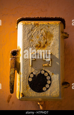 Telefono di emergenza stazione ferroviaria di Vernazza, Riviera de Levanto, villaggio di pescatori e le Cinque Terre. Genova. Mare Mediterraneo. Liguria, Foto Stock