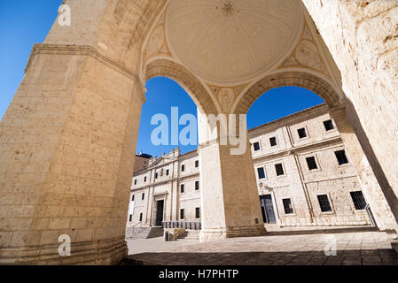 VALLADOLID, Spagna - 7 Novembre 2016: la chiesa di San Benito el Real, dell ordine benedettino, è uno dei più antichi templi o Foto Stock