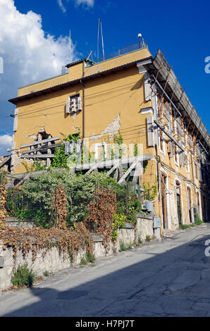 L'Aquila, Italia. Edifici danneggiati 2009 terremoto Foto Stock