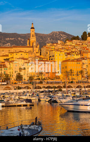 La Marina e la Città Vecchia con la Basilica di Saint Michel Archange. Menton. Provence Alpes Côte d'Azur. Riviera francese. Francia Foto Stock