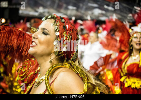 São Paulo, Brasile - 14 Febbraio 2015: persone che svolgono in costume per sfilate di carnevale. Foto Stock