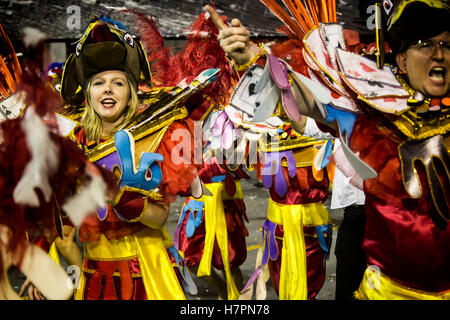 São Paulo, Brasile - 14 Febbraio 2015: persone che svolgono in costume per sfilate di carnevale. Foto Stock