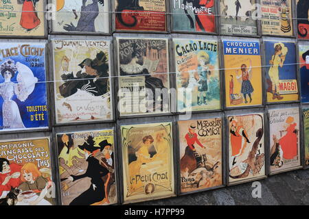 Una pavimentazione stradale display dell arte francese stampe per vendita in Montmartre, Parigi. Montmartre è la patria di molti degli artisti di strada Foto Stock