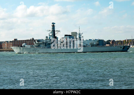 Tipo 23 fregata HMS Duca di ferro di lasciare il porto di Portsmouth il 7 novembre 2016 Foto Stock