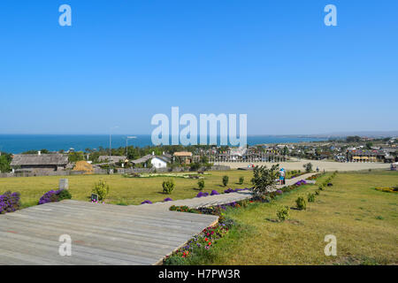 Ataman, Russia - 26 Settembre 2015: il paesaggio presso il villaggio di Cosacchi - un museo Ataman. Il villaggio e la vista sul mare dal t Foto Stock