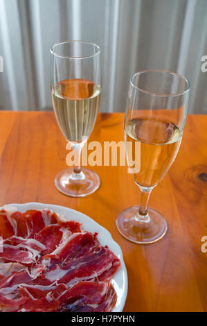 Prosciutto Iberico di servire e due bicchieri di vino sherry. In Andalusia, Spagna. Foto Stock