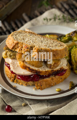 In casa di ringraziamento avanzi di Sandwich di tacchino con ripieno a base di mirtillo palustre e Foto Stock