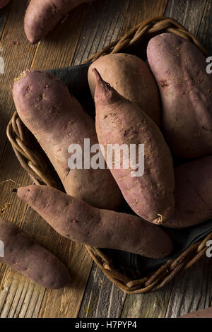 Raw viola organico Patate dolci pronto a mangiare Foto Stock