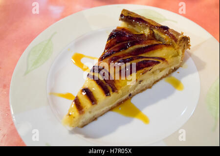 Tarte aux pommes, crostata di mele, Au Bon Graillou ristorante, Marché Victor Hugo, Toulouse, Haute-Garonne, Occitanie, Francia Foto Stock