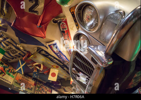 Jaguar XJ-6 nel soffitto della barra di rugby Stade Toulousain 'Le Rouge et Noir ", Rue du Pont Saint-Pierre, Toulouse, Haute-Garonne, Occitanie, Francia Foto Stock