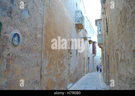 Una stretta via medievale nella antica capitale, Mdina, Malta Foto Stock