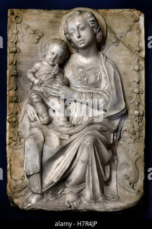 Madonna e Bambino sui delfini xv secolo Gregorio Lorenzo 1436-1504 Firenze Italia ( ) in marmo italiano Foto Stock