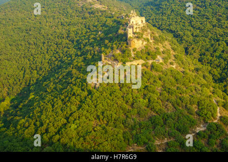 Vista del Nahal Kziv (Kziv Stream) e il castello di Montfort, una rovina del castello crociato nella Galilea superiore regione nel nord ho Foto Stock