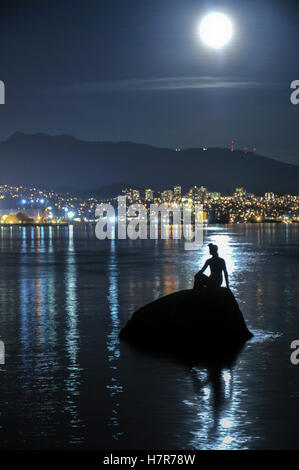 Statua "Ragazza in un tipo di muta" dagli impianti offshore di Stanley Park, Vancouver, British Columbia, Canada Foto Stock