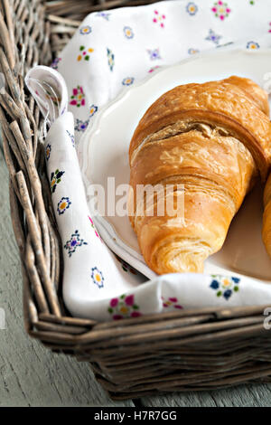 Cornetti in stile romantico in un cesto di vimini. Foto Stock