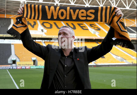 Paul Lambert, direttore di New Wolverhampton Wanderers, propone per le foto prima di una conferenza stampa a Molineux, Wolverhampton. PREMERE ASSOCIAZIONE foto. Data immagine: Lunedì 7 novembre 2016. Guarda la storia di PA Lupi DI CALCIO. Il credito fotografico dovrebbe essere: Simon Cooper/PA Wire. RESTRIZIONI: Nessun utilizzo con audio, video, dati, elenchi di apparecchi, logo di club/campionato o servizi "live" non autorizzati. L'uso in-match online è limitato a 75 immagini, senza emulazione video. Nessun utilizzo nelle scommesse, nei giochi o nelle pubblicazioni di singoli club/campionati/giocatori. Foto Stock