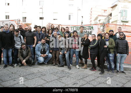 Casoria, Italia. 07 Nov, 2016. Presidio di protesta al di fuori degli uffici comunali per chiedere un incontro con il sindaco per un'operazione per recuperare abbandonati area picnic per essere assegnati e di aprire un tavolo sul tema '' beni comuni'' per la gestione dello spazio nella città liberata, deviato dal degrado e abbandono, auto-gestito da persone che vivono sul territorio. © Salvatore Esposito/Pacific Press/Alamy Live News Foto Stock