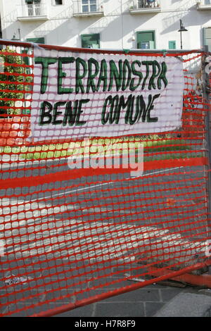 Casoria, Italia. 07 Nov, 2016. Presidio di protesta al di fuori degli uffici comunali per chiedere un incontro con il sindaco per un'operazione per recuperare abbandonati area picnic per essere assegnati e di aprire un tavolo sul tema '' beni comuni'' per la gestione dello spazio nella città liberata, deviato dal degrado e abbandono, auto-gestito da persone che vivono sul territorio. © Salvatore Esposito/Pacific Press/Alamy Live News Foto Stock