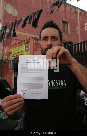 Casoria, Italia. 07 Nov, 2016. Presidio di protesta al di fuori degli uffici comunali per chiedere un incontro con il sindaco per un'operazione per recuperare abbandonati area picnic per essere assegnati e di aprire un tavolo sul tema '' beni comuni'' per la gestione dello spazio nella città liberata, deviato dal degrado e abbandono, auto-gestito da persone che vivono sul territorio. © Salvatore Esposito/Pacific Press/Alamy Live News Foto Stock