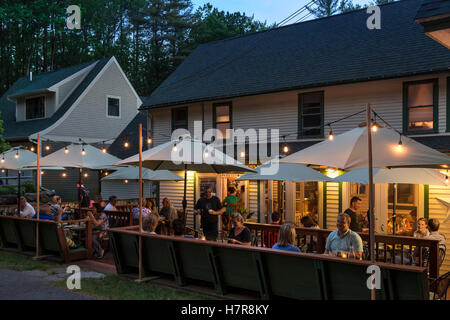 Patio esterno, Squam Lake Inn e ristorante, Holderness, NH, STATI UNITI D'AMERICA Foto Stock