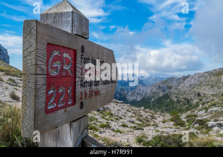 Cartello in legno per gli escursionisti in Mallorca lungo il GR 221 Foto Stock