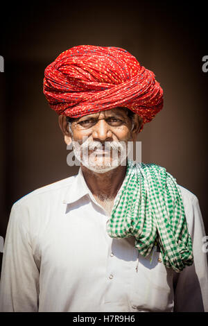 Un uomo indiano di Rajasthan indossando un turbante, Jaipur India Foto Stock