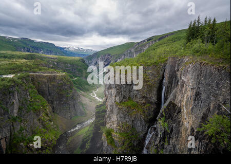 Valle Voringsfoss canyon panoramico paesaggio con le cascate. Foto Stock