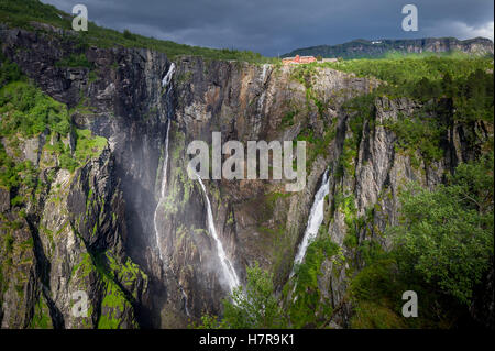 Valle Voringsfoss canyon con cascate Foto Stock